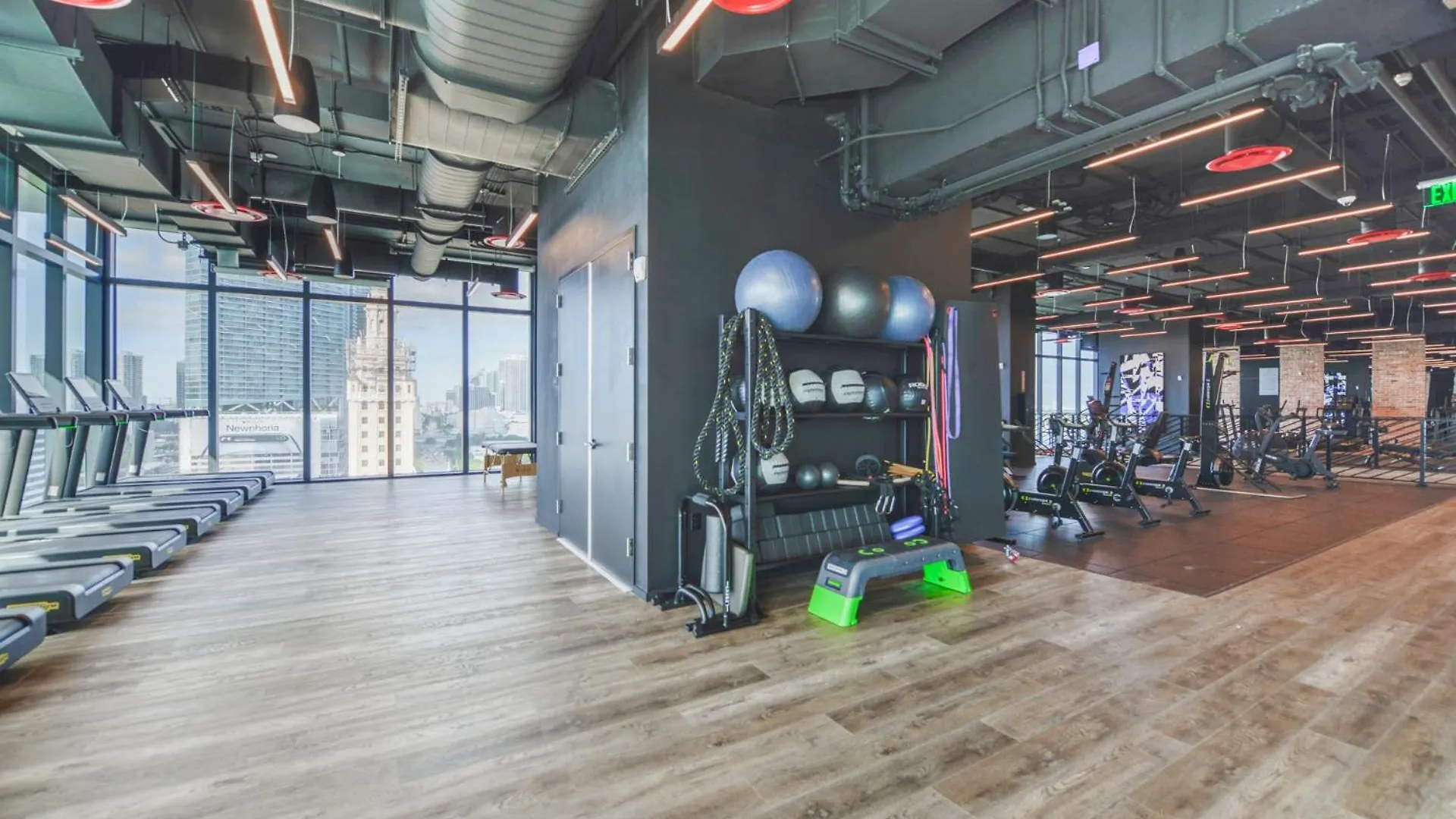 Bayside Luxury: Studio Near Bayfront Park Miami