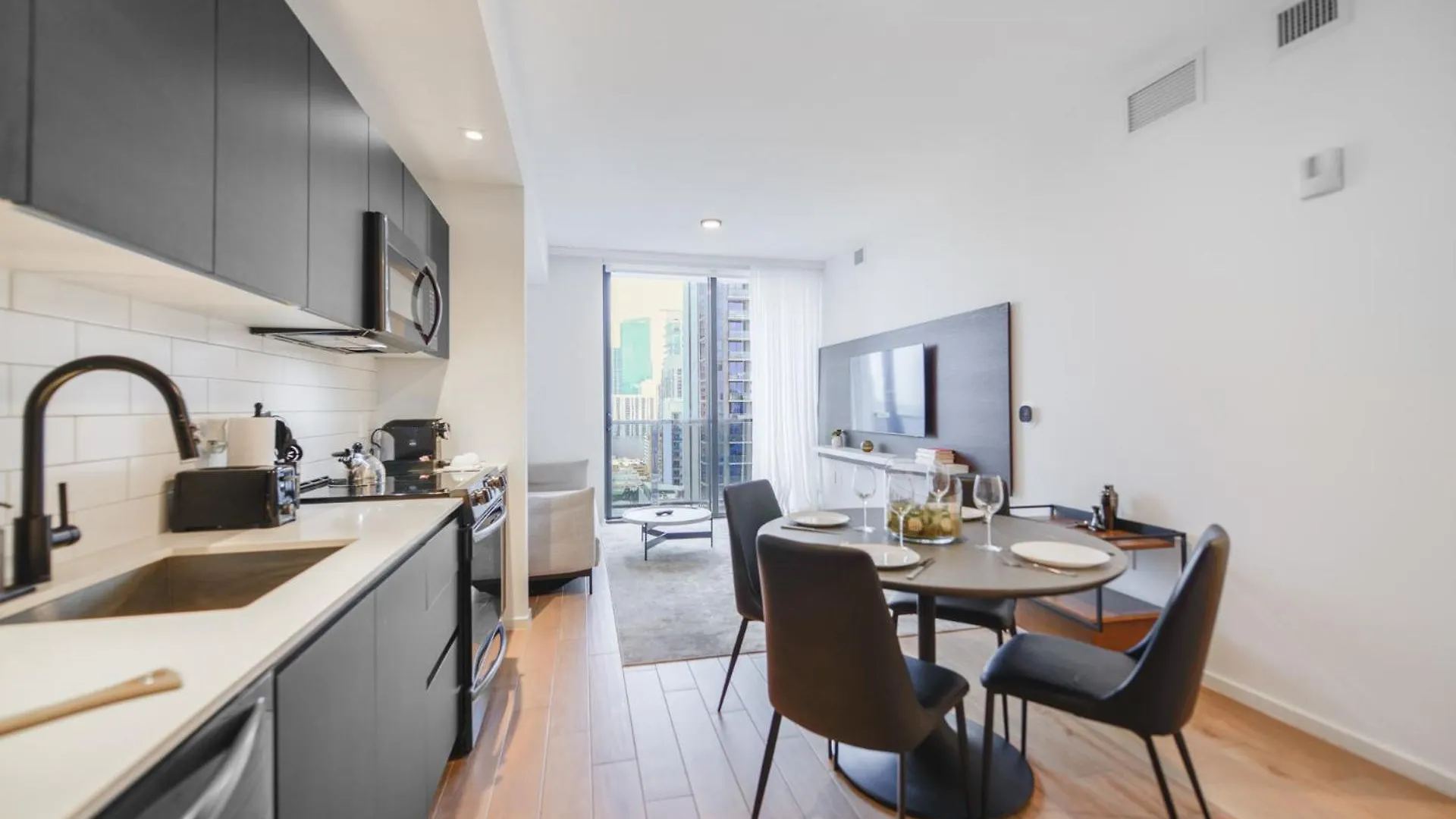Breathtaking Views Near Bayfront Park Apartment *