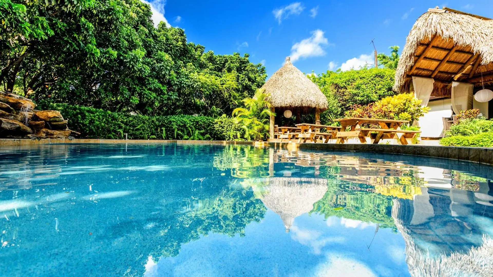 Holiday home Magical Wonderkoi House In A Japanese Koi Garden *