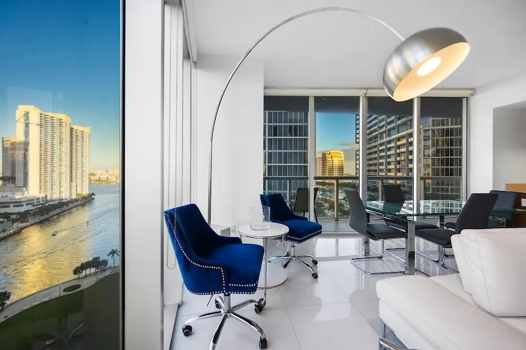 Poolside Corner 2 Bedrooms Icon Brickell Bay & Pool Views * 5 Star Apartment