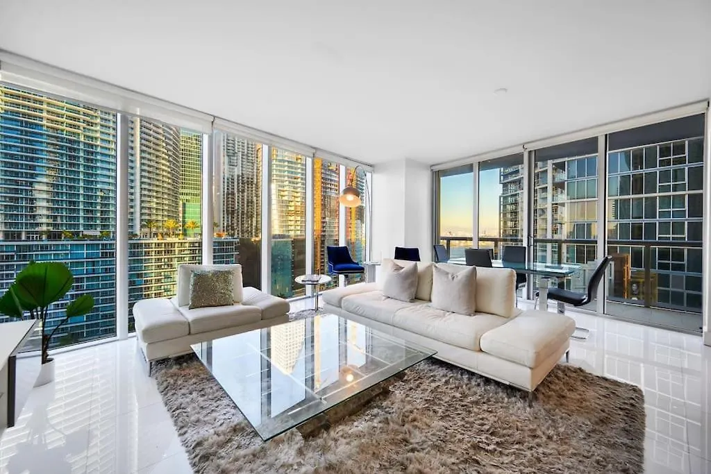 Poolside Corner 2 Bedrooms Icon Brickell Bay & Pool Views * 5 Star *
