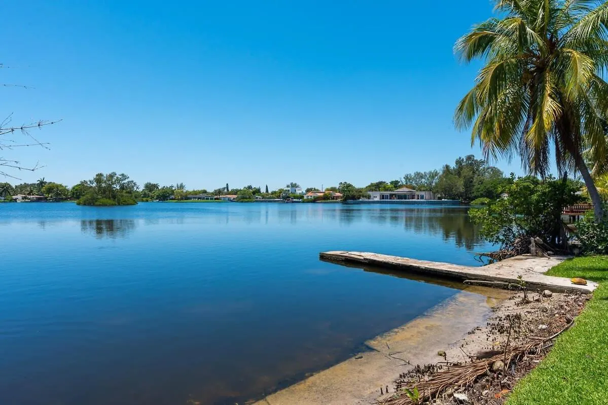 Super Modern Waterfront Paradise Near The Miami