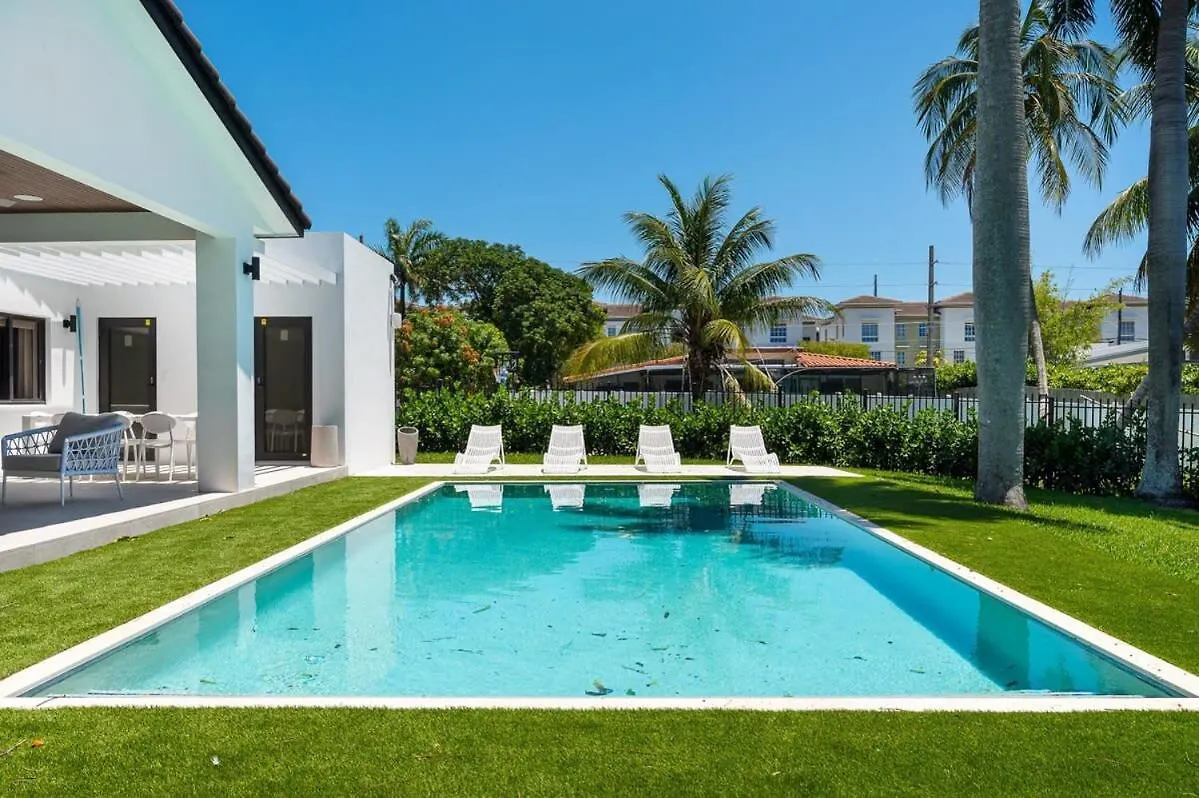Super Modern Waterfront Paradise Near The Miami