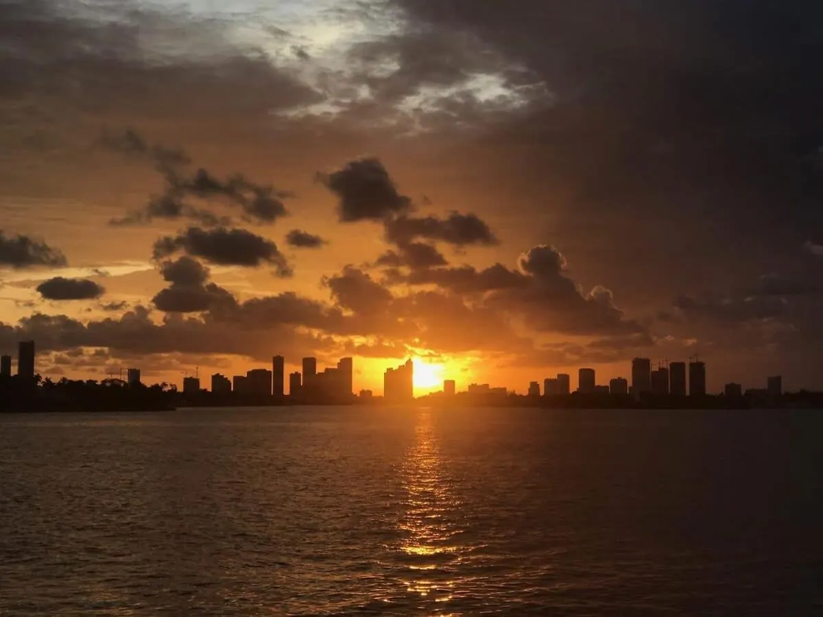 Sky-high 1 Bedroom Downtown Miami's Heart - Pool & Gym Holiday home
