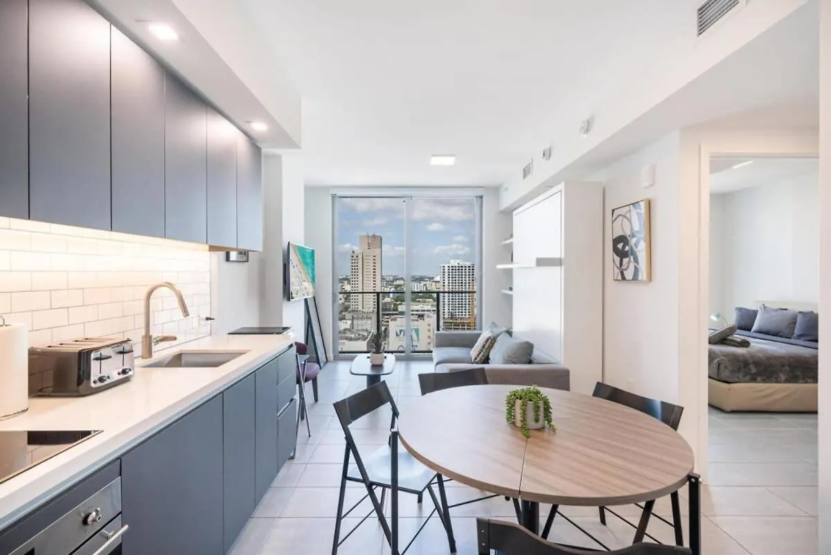 Sky-high 1 Bedroom Downtown Miami's Heart - Pool & Gym *
