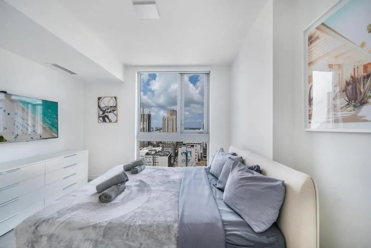 Sky-high 1 Bedroom Downtown Miami's Heart - Pool & Gym Miami