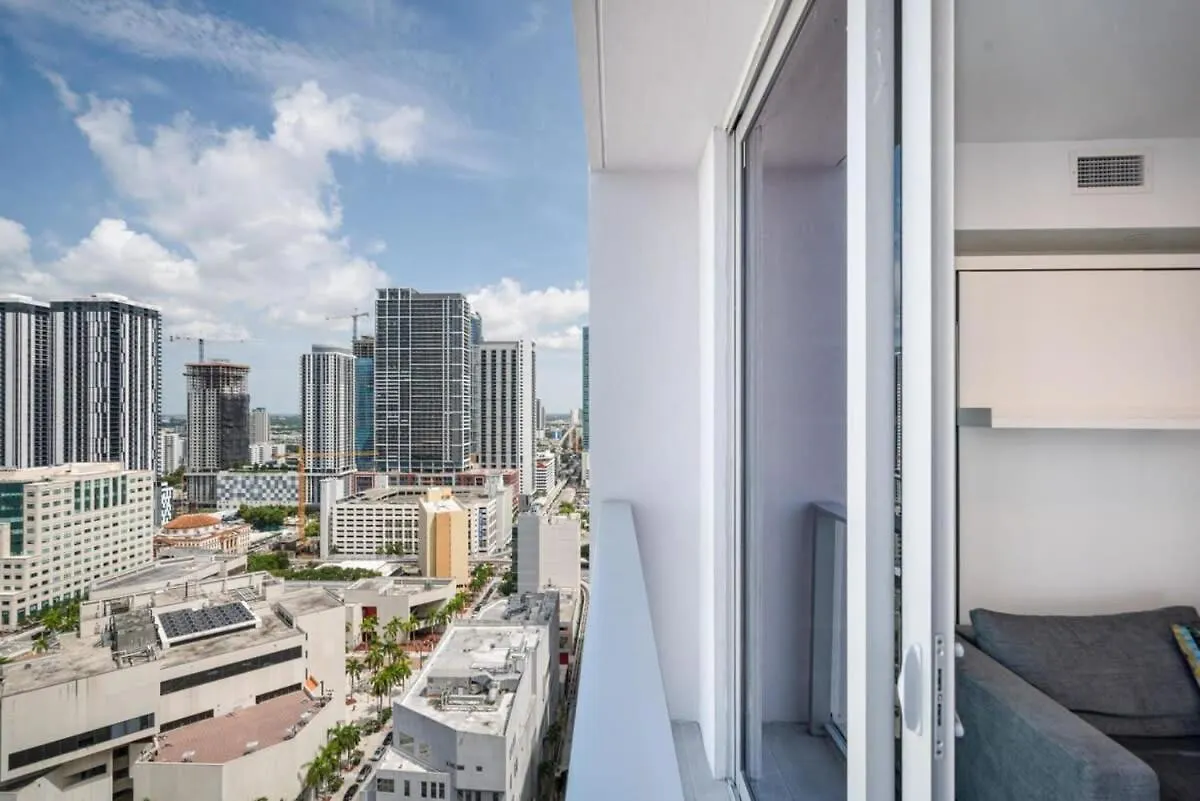 Sky-high 1 Bedroom Downtown Miami's Heart - Pool & Gym * Miami