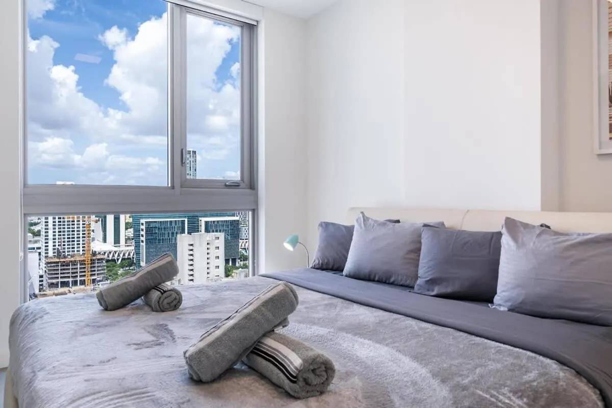 Sky-high 1 Bedroom Downtown Miami's Heart - Pool & Gym Holiday home *