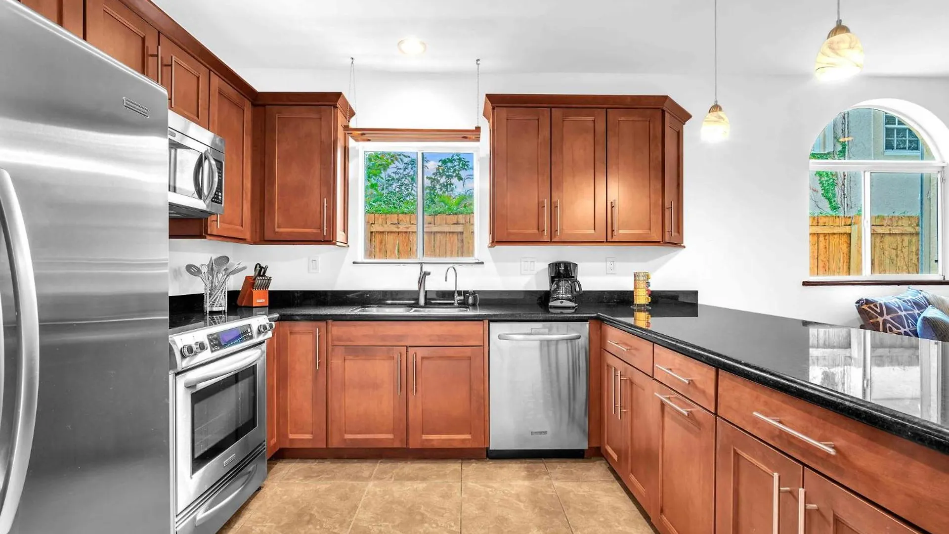 Center Grove - Lush & Spacious & New - 3 Bedrooms Holiday home
