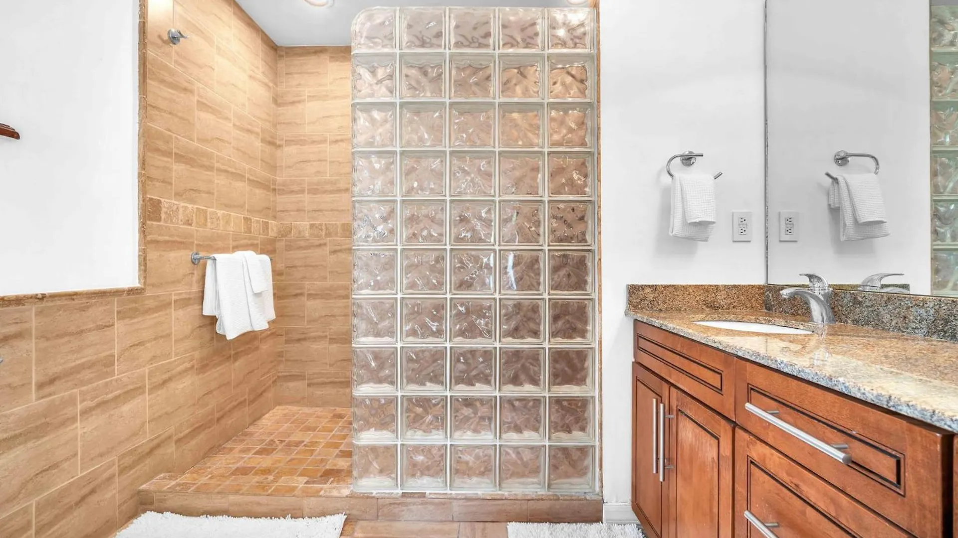 Center Grove - Lush & Spacious & New - 3 Bedrooms Holiday home Miami