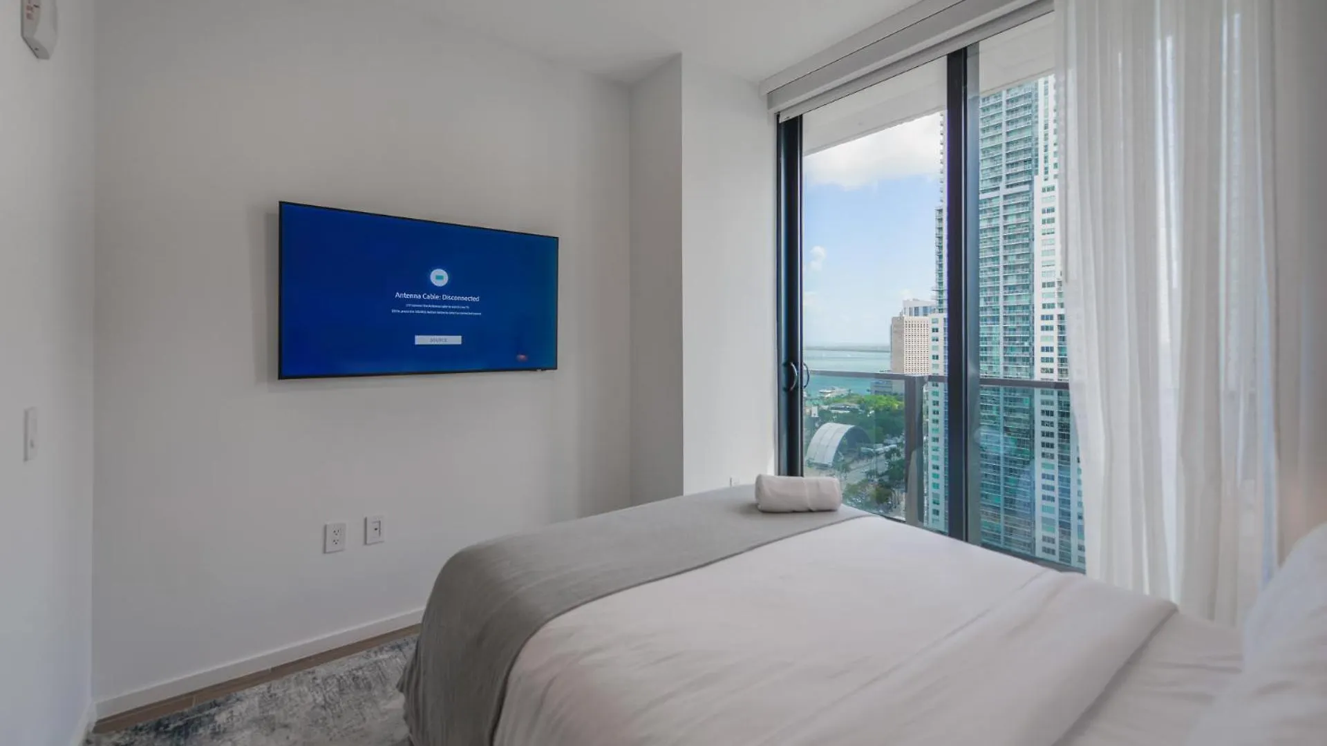 Breathtaking Views Near Bayfront Park Apartment *