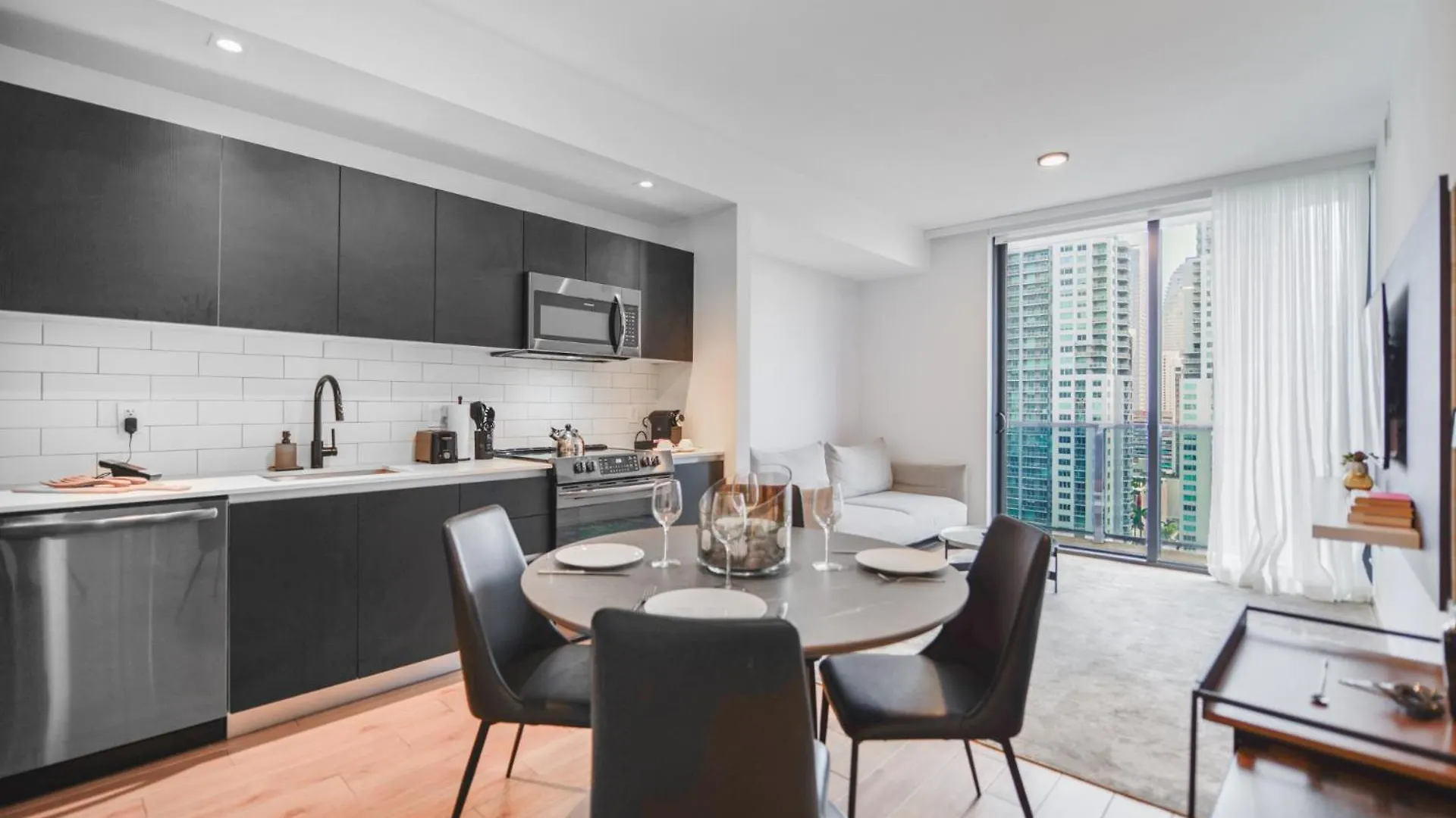 Breathtaking Views Near Bayfront Park Apartment Miami