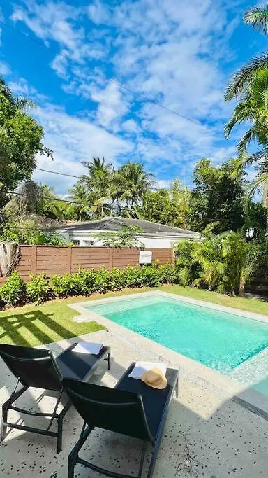 Pool! Location! Steps To The Water! Kid Friendly! Holiday home