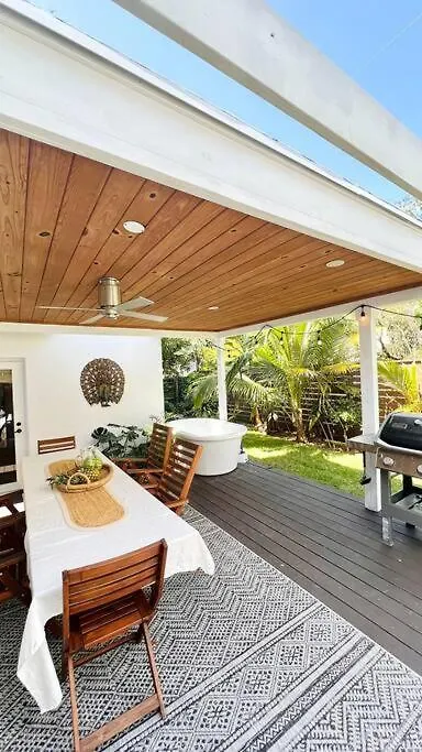 Holiday home Pool! Location! Steps To The Water! Kid Friendly!
