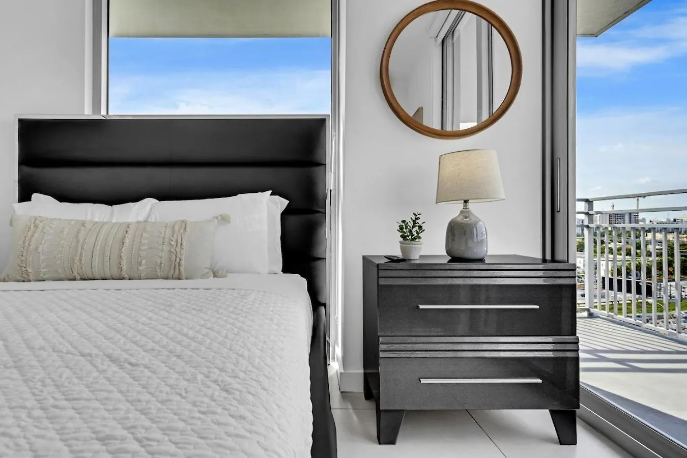 Chic 3 Bed Retreat Mins Brickell With Free Parking Apartmán