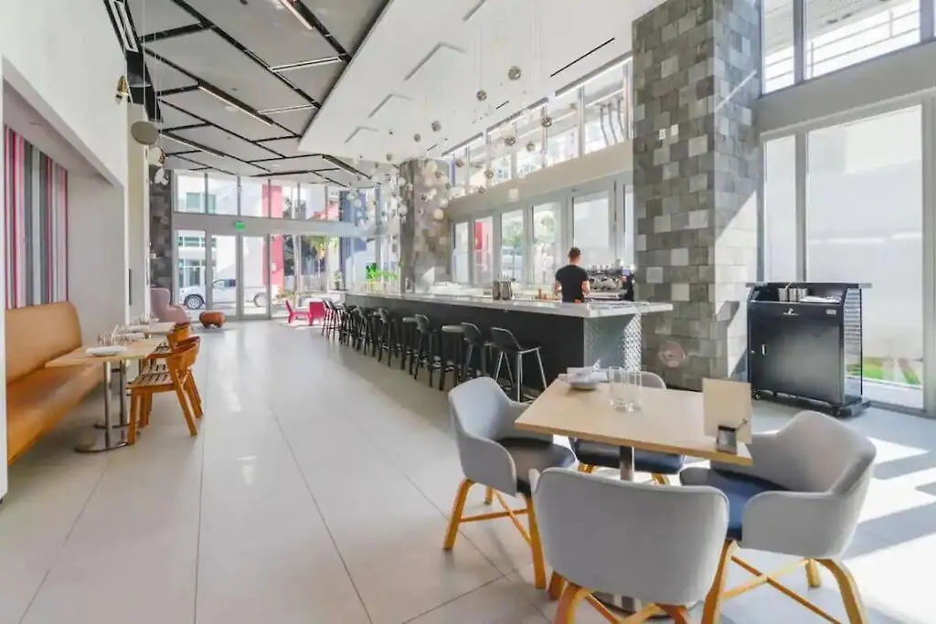 Downtown Elegance. 17th Floor Yotelpad Apartment