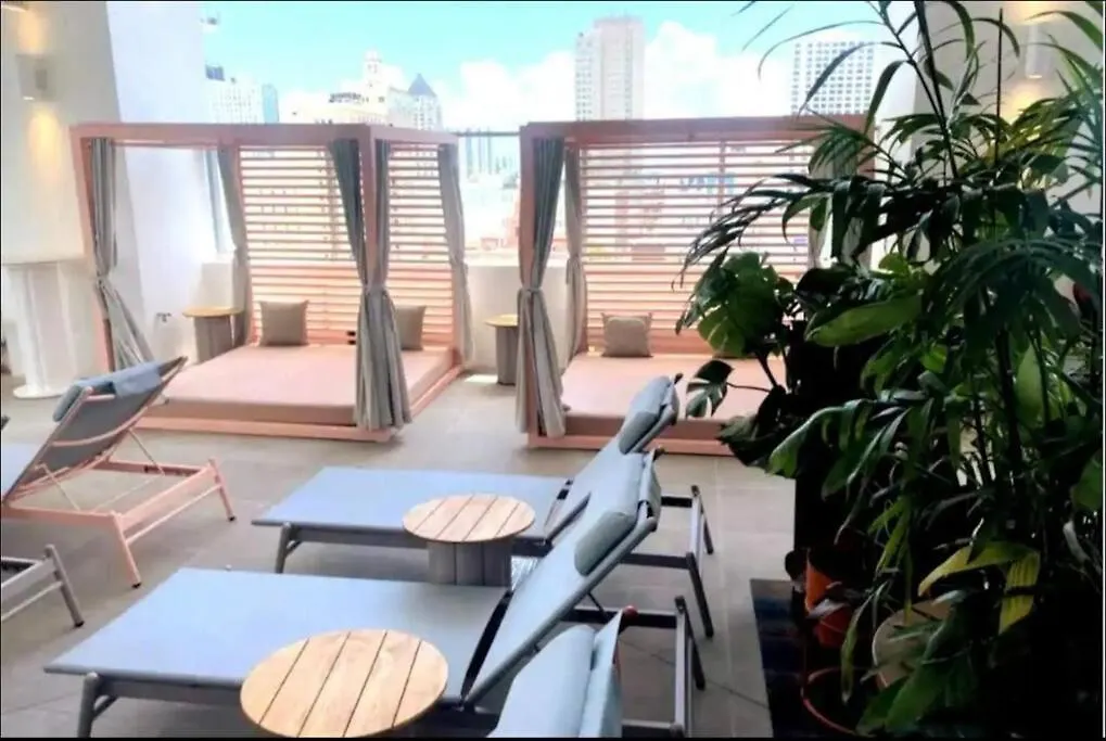 Downtown Elegance. 17th Floor Yotelpad Apartment