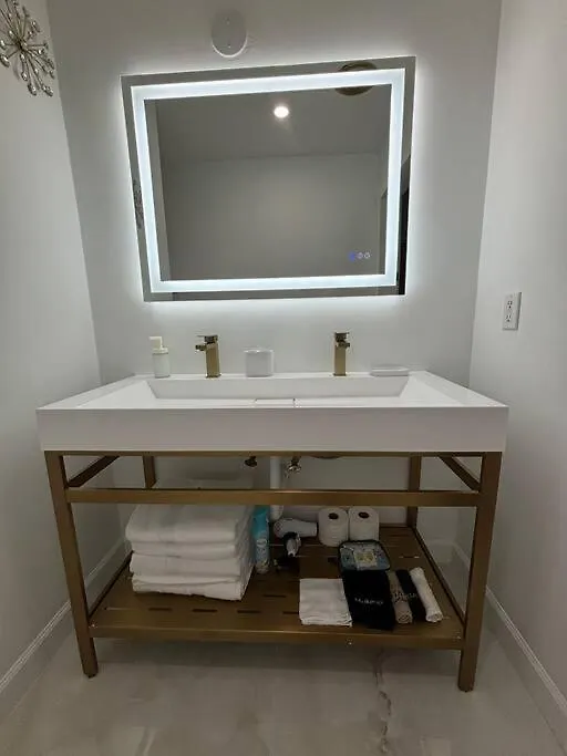 Wynwood House, Sleeps 8, Gazebo, Bbq, Washer & Dryer, Coffee Station מיאמי