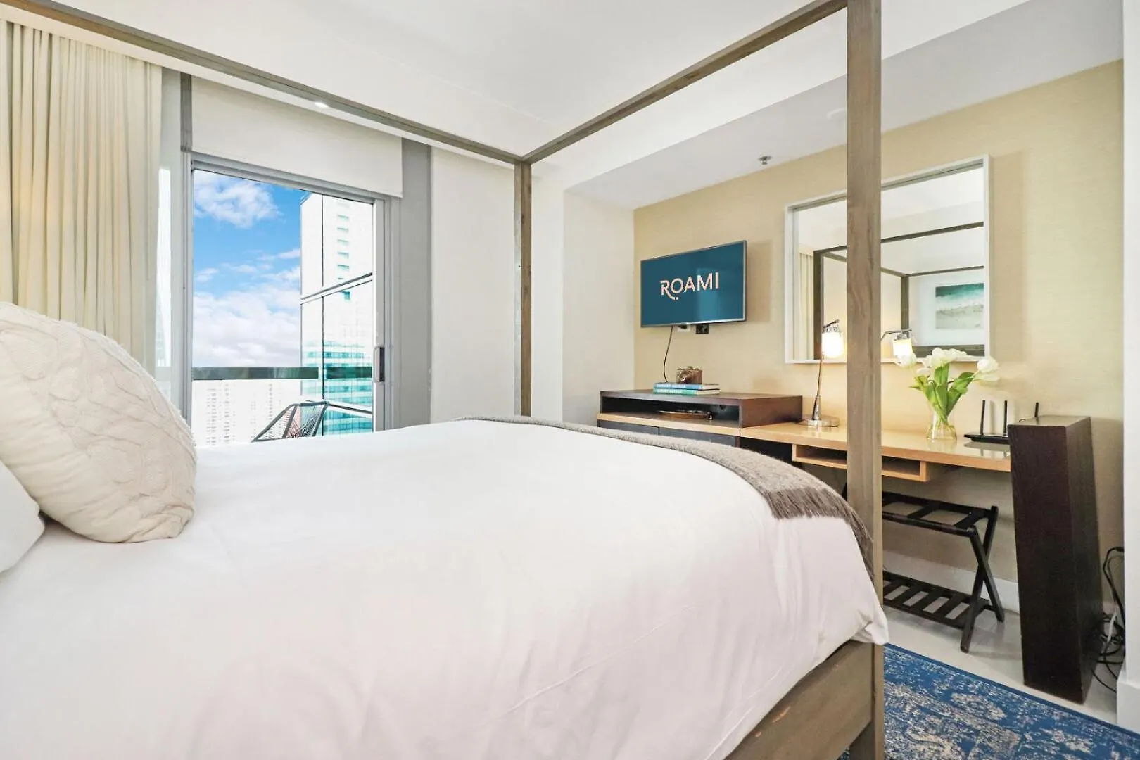 Roami At Brickell Arch Apartment