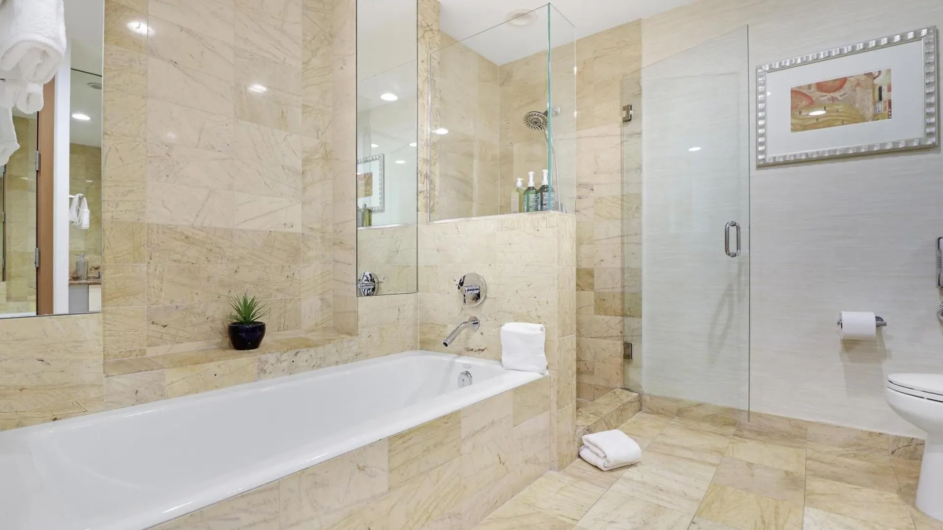 Roami At Brickell Arch Apartment