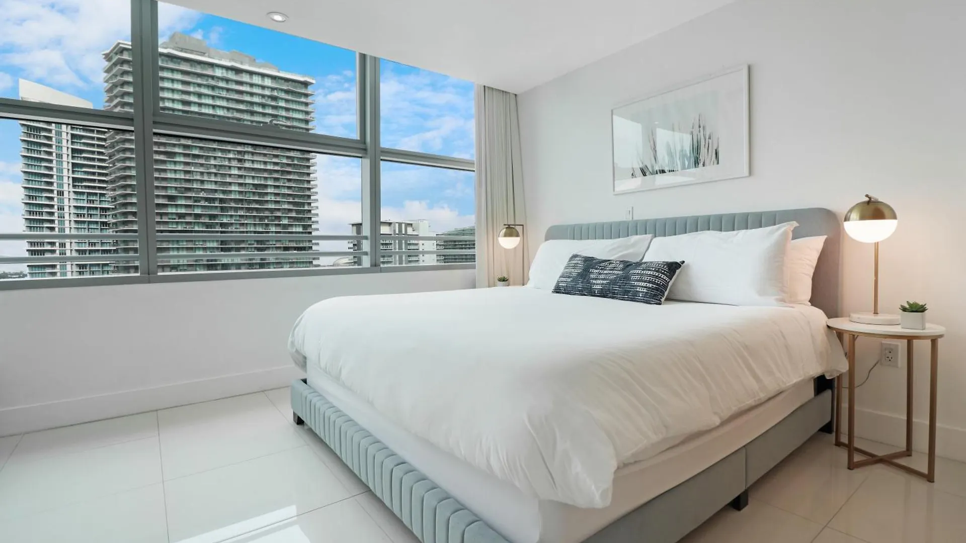 Roami At Brickell Arch Apartment