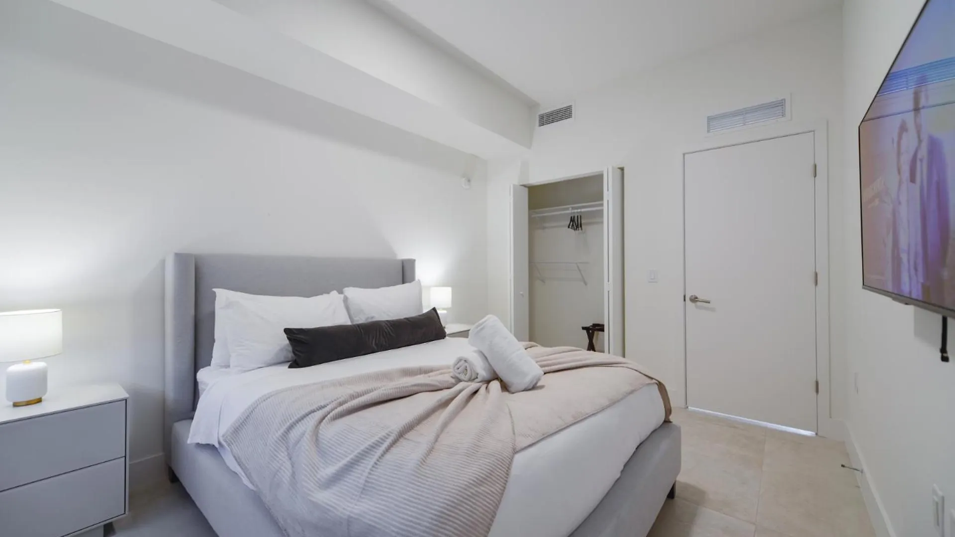 Prime Location: Luxury At Brickell Apartment *