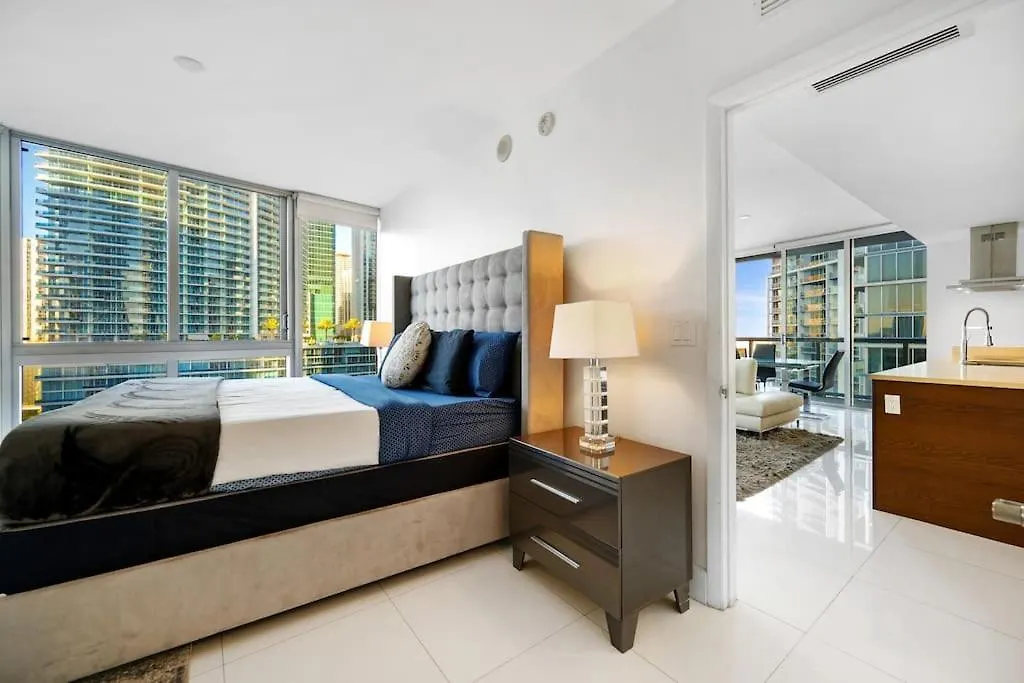Poolside Corner 2 Bedrooms Icon Brickell Bay & Pool Views * 5 Star Apartment