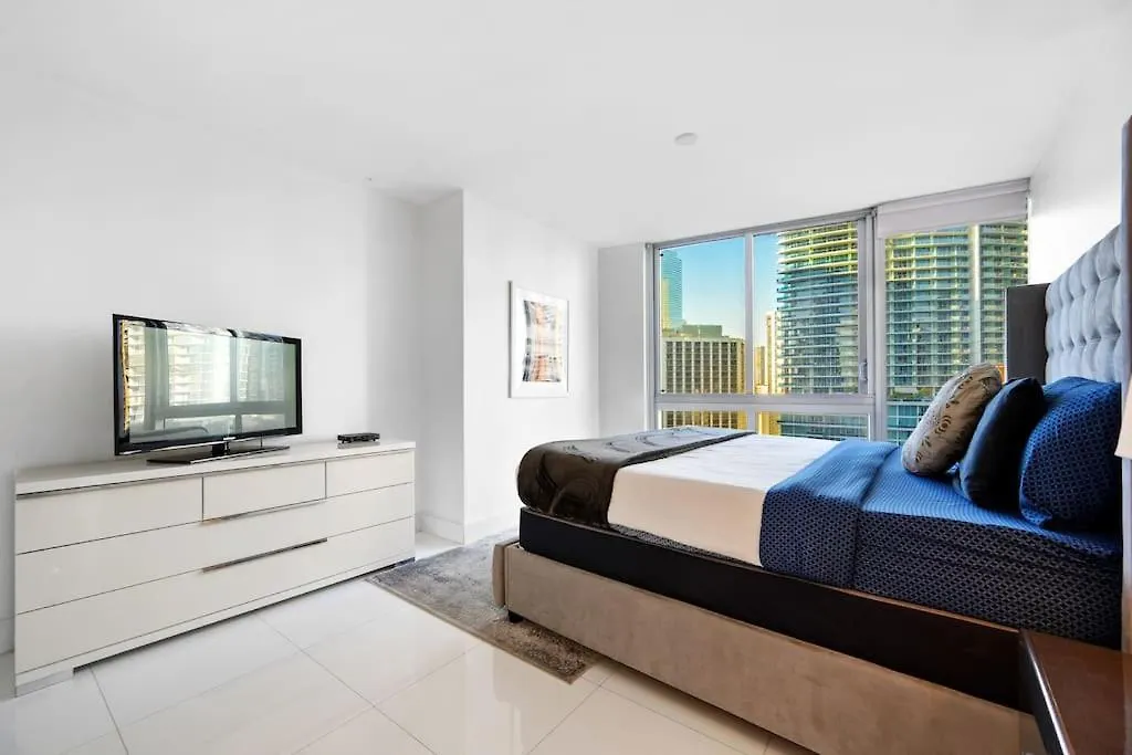 Poolside Corner 2 Bedrooms Icon Brickell Bay & Pool Views * 5 Star * מיאמי