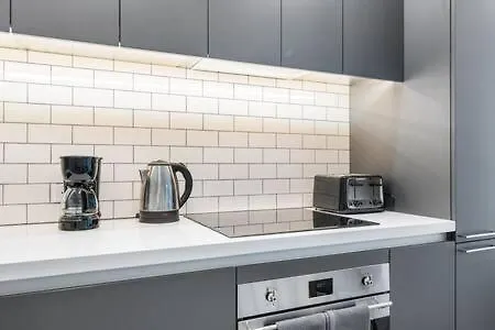 Explore Miami's Heat - Cozy Pool & Gym Apartment