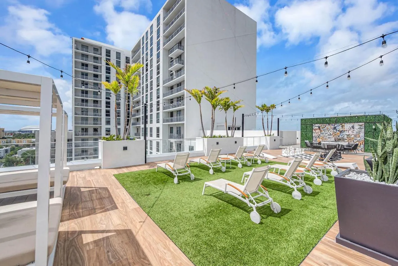 Amazing 3 Bed Unit In Dwntwn With Free Parking *