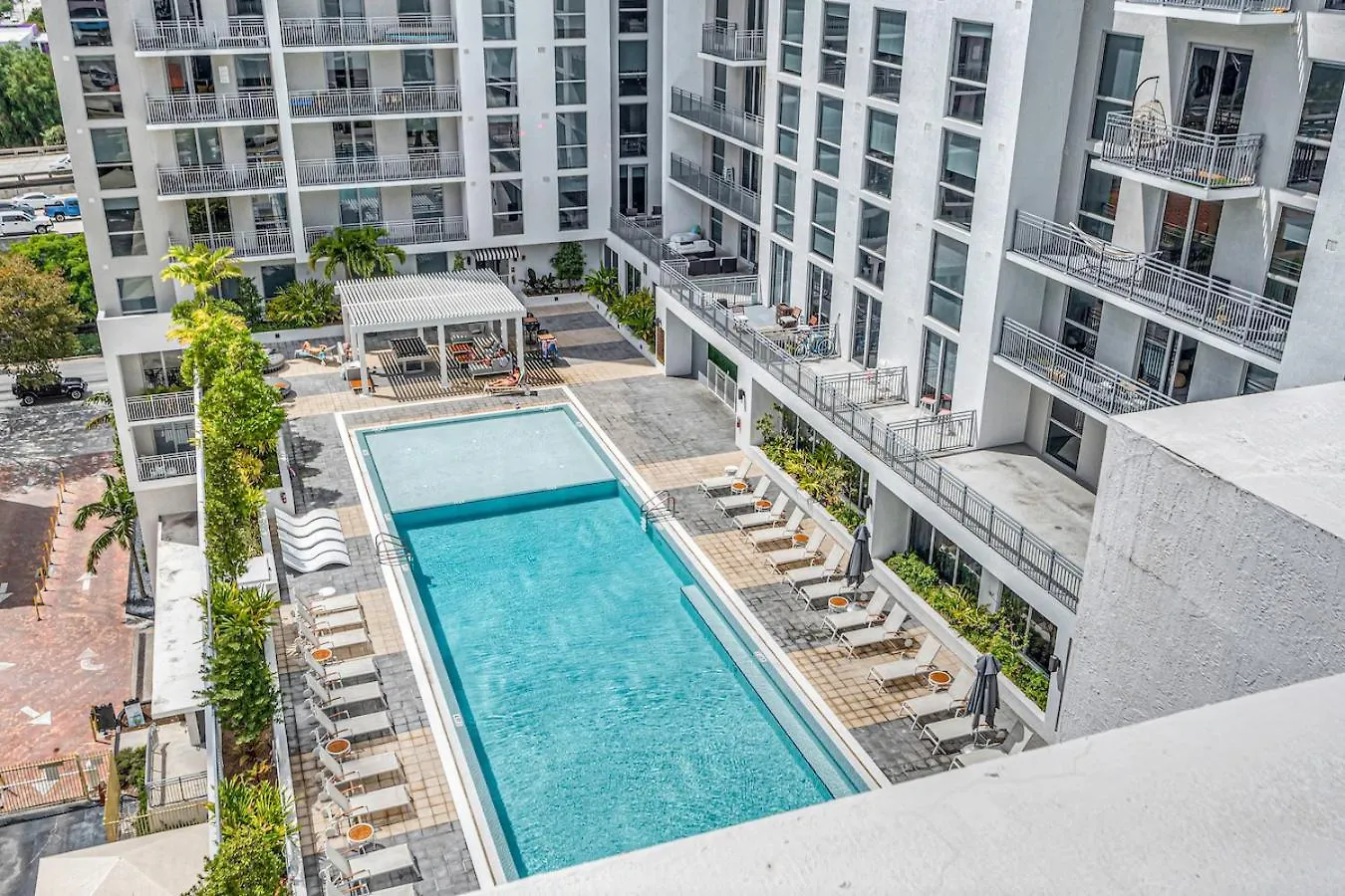 Amazing 3 Bed Unit In Dwntwn With Free Parking Apartment *