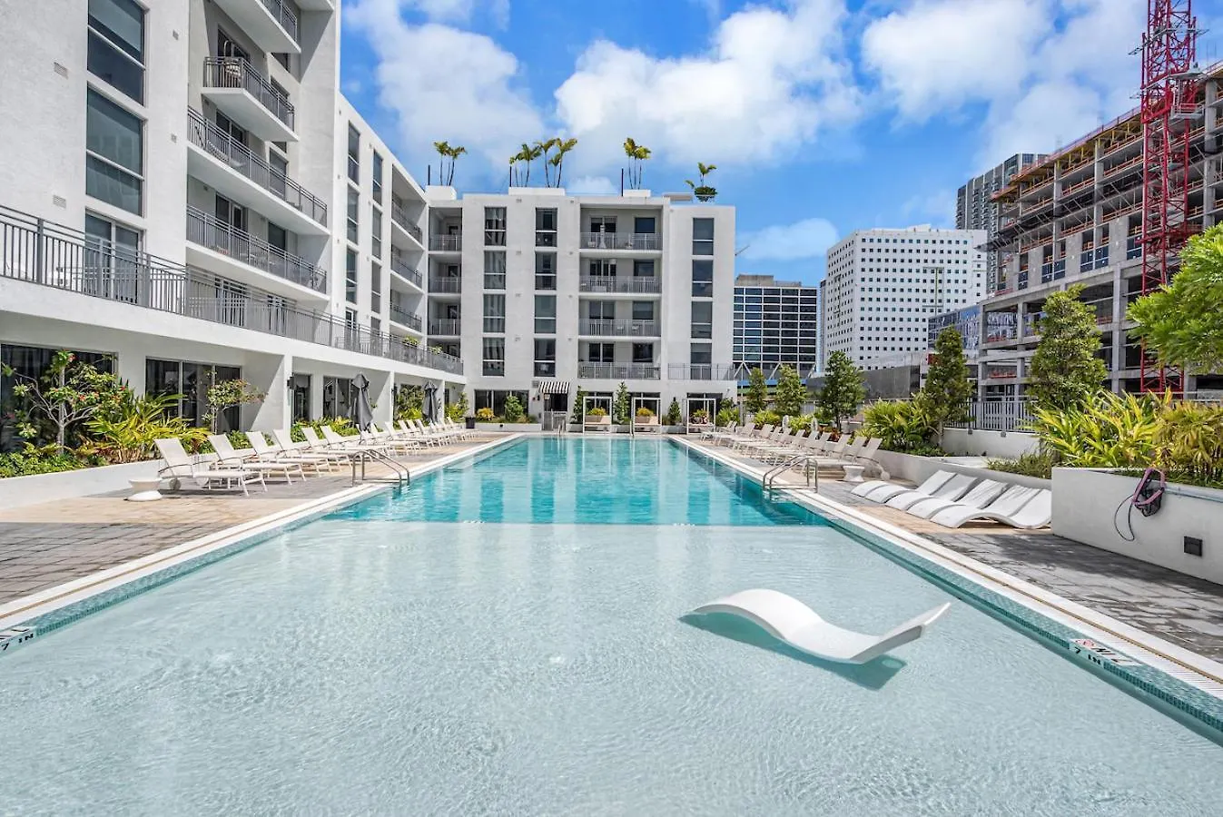 Amazing 3 Bed Unit In Dwntwn With Free Parking
