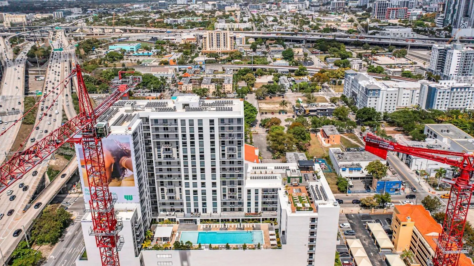 Amazing 3 Bed Unit In Dwntwn With Free Parking