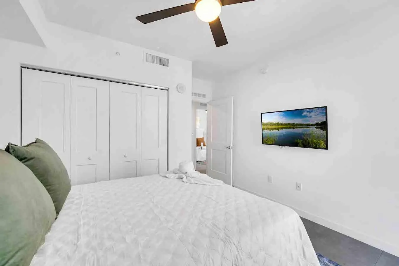 Amazing 3 Bed Unit In Dwntwn With Free Parking
