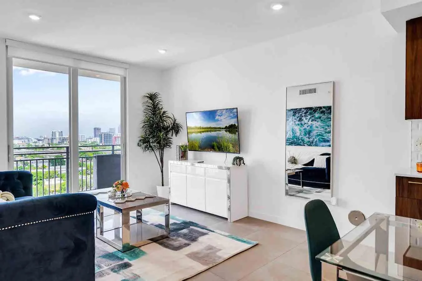 Amazing 3 Bed Unit In Dwntwn With Free Parking Apartment