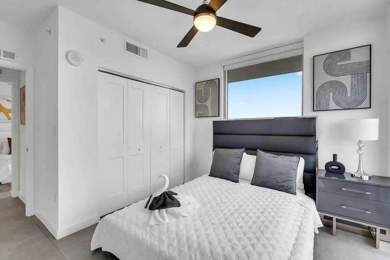 Amazing 3 Bed Unit In Dwntwn With Free Parking