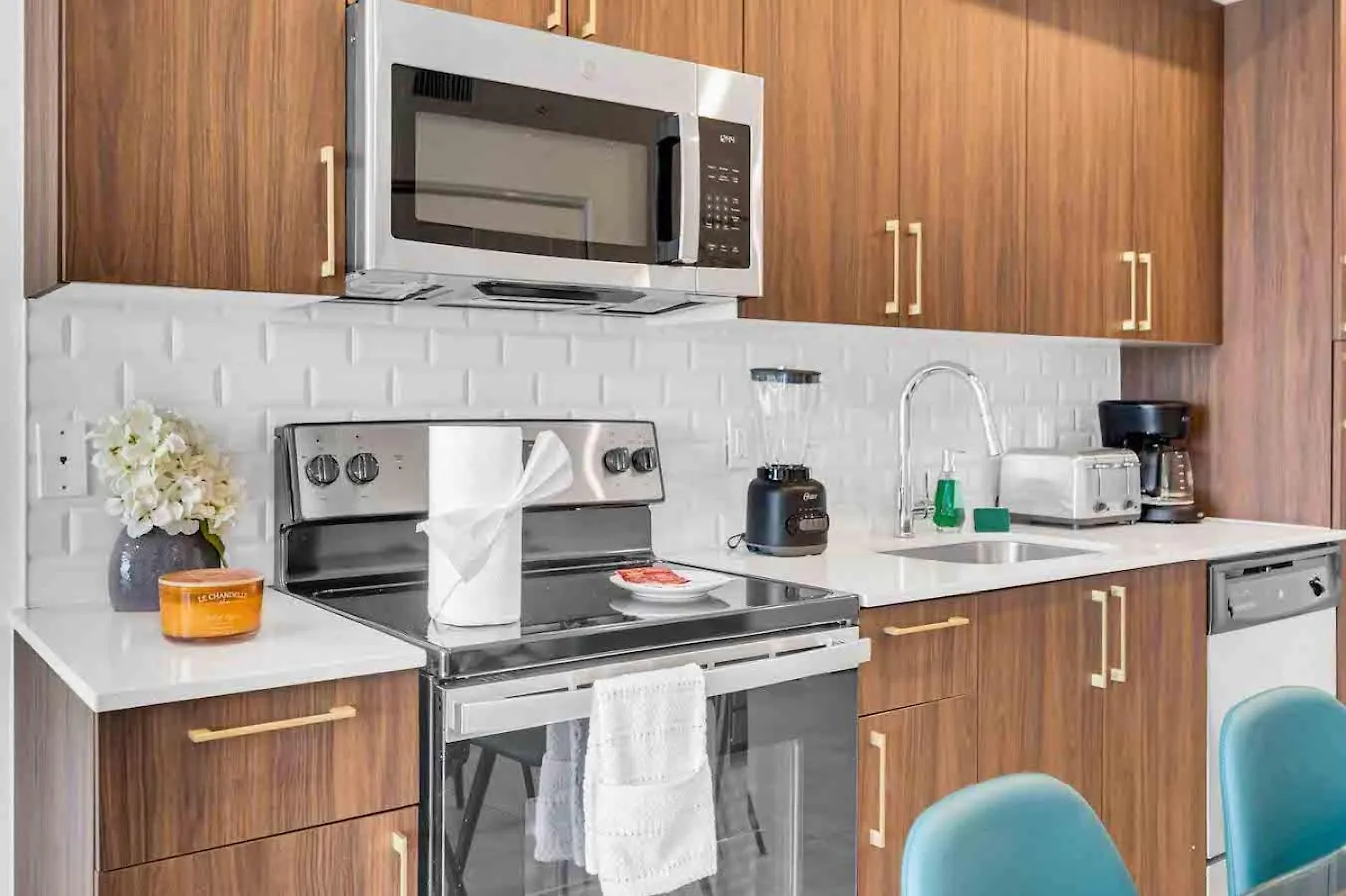 Amazing 3 Bed Unit In Dwntwn With Free Parking *