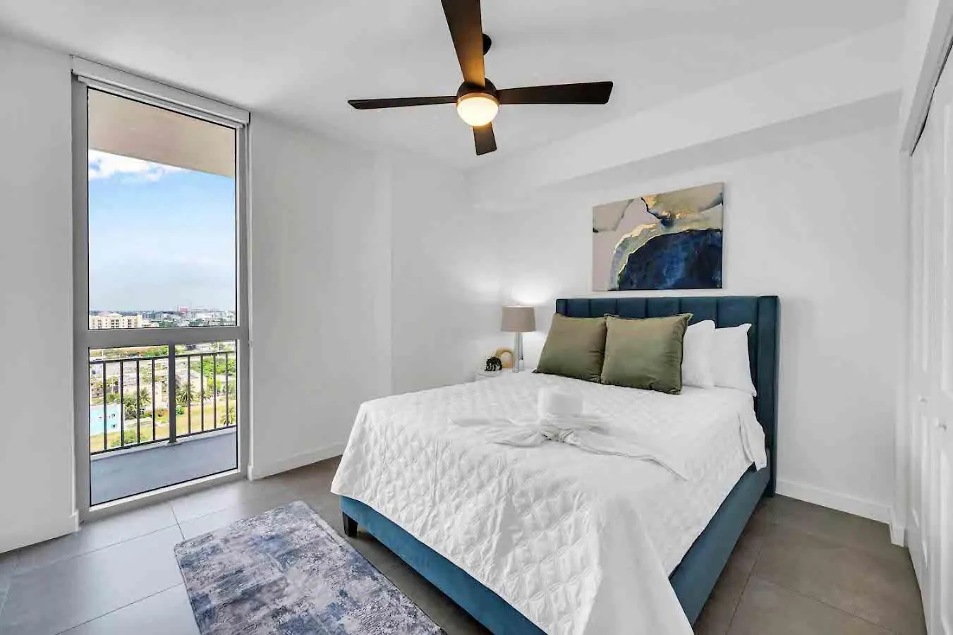 Apartment Amazing 3 Bed Unit In Dwntwn With Free Parking *
