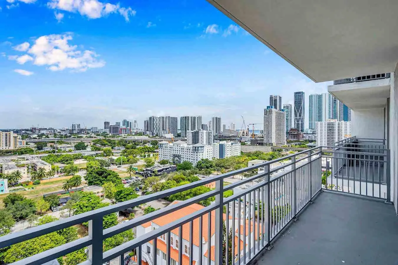 Amazing 3 Bed Unit In Dwntwn With Free Parking Apartment *