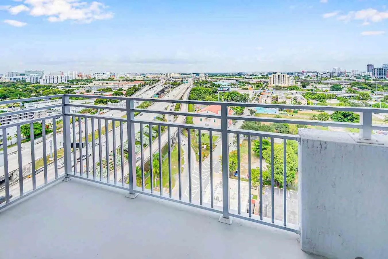 Amazing 3 Bed Unit In Dwntwn With Free Parking Apartment
