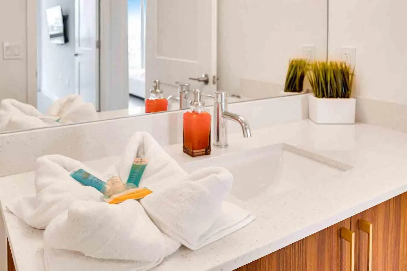 Amazing 3 Bed Unit In Dwntwn With Free Parking Apartment *