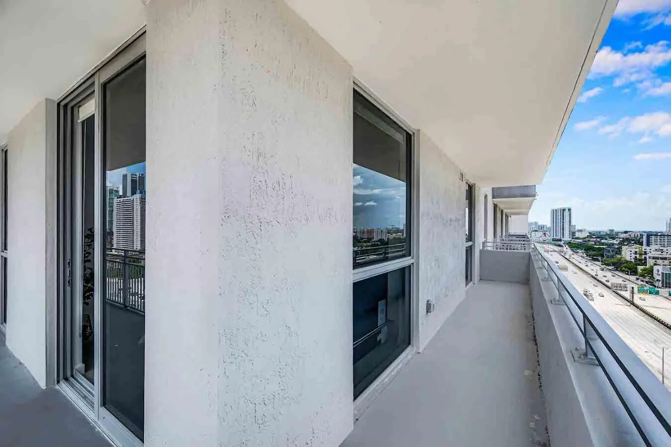 Apartment Amazing 3 Bed Unit In Dwntwn With Free Parking *
