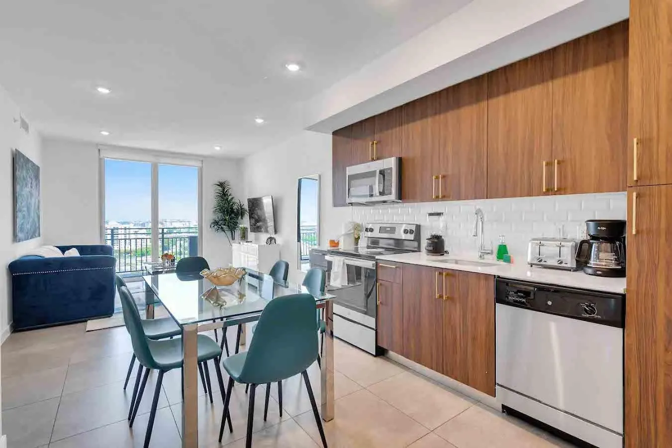 Apartment Amazing 3 Bed Unit In Dwntwn With Free Parking *