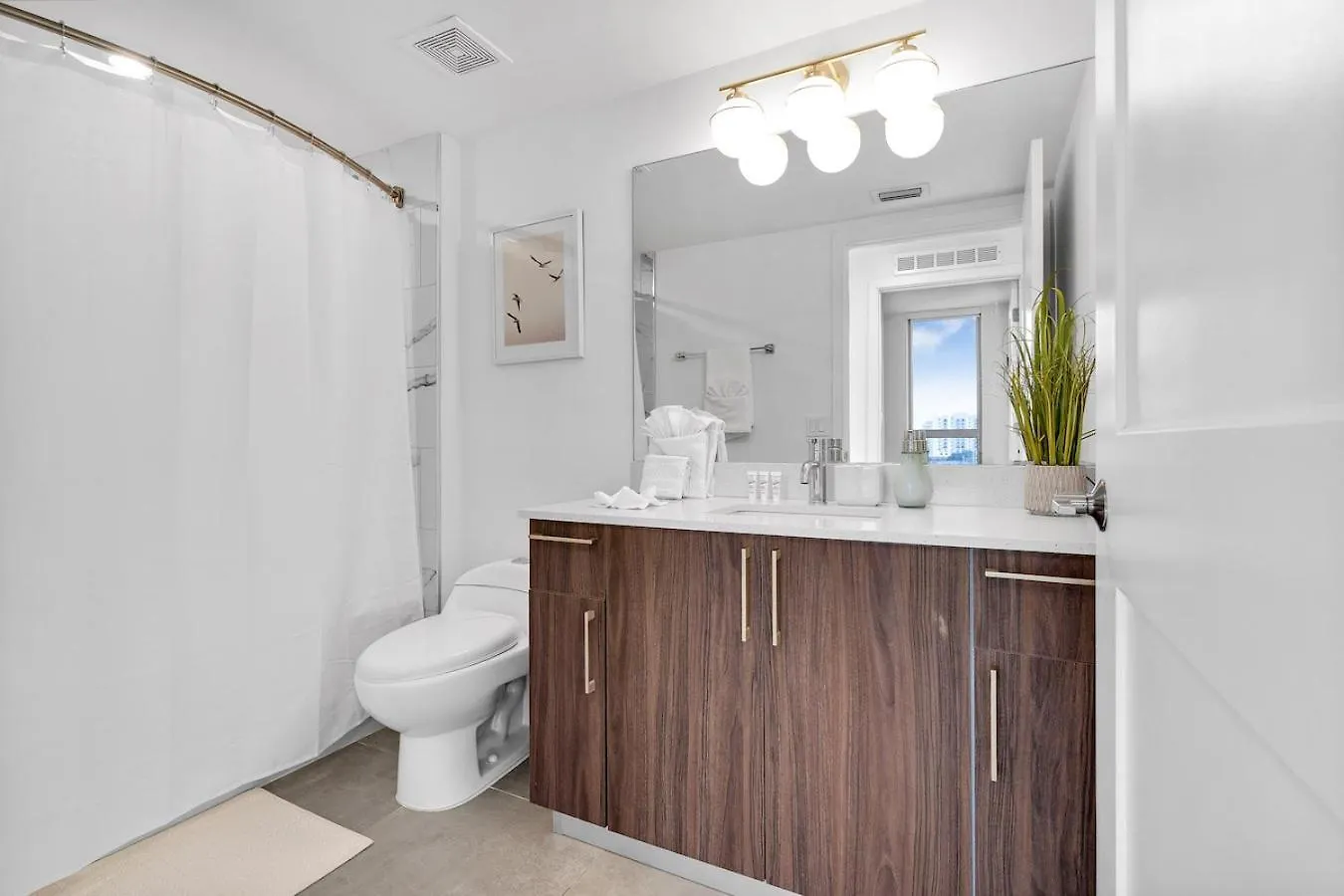 Gorgeous 3-bed Retreat Mins From Bayside And Parking Apartment *