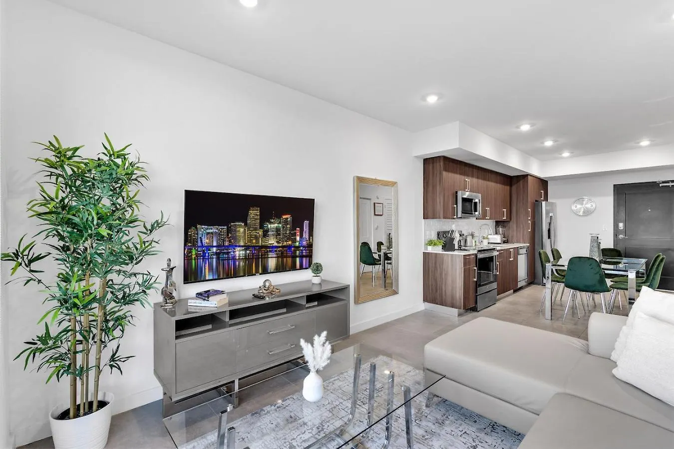 Gorgeous 3-bed Retreat Mins From Bayside And Parking Apartment Miami