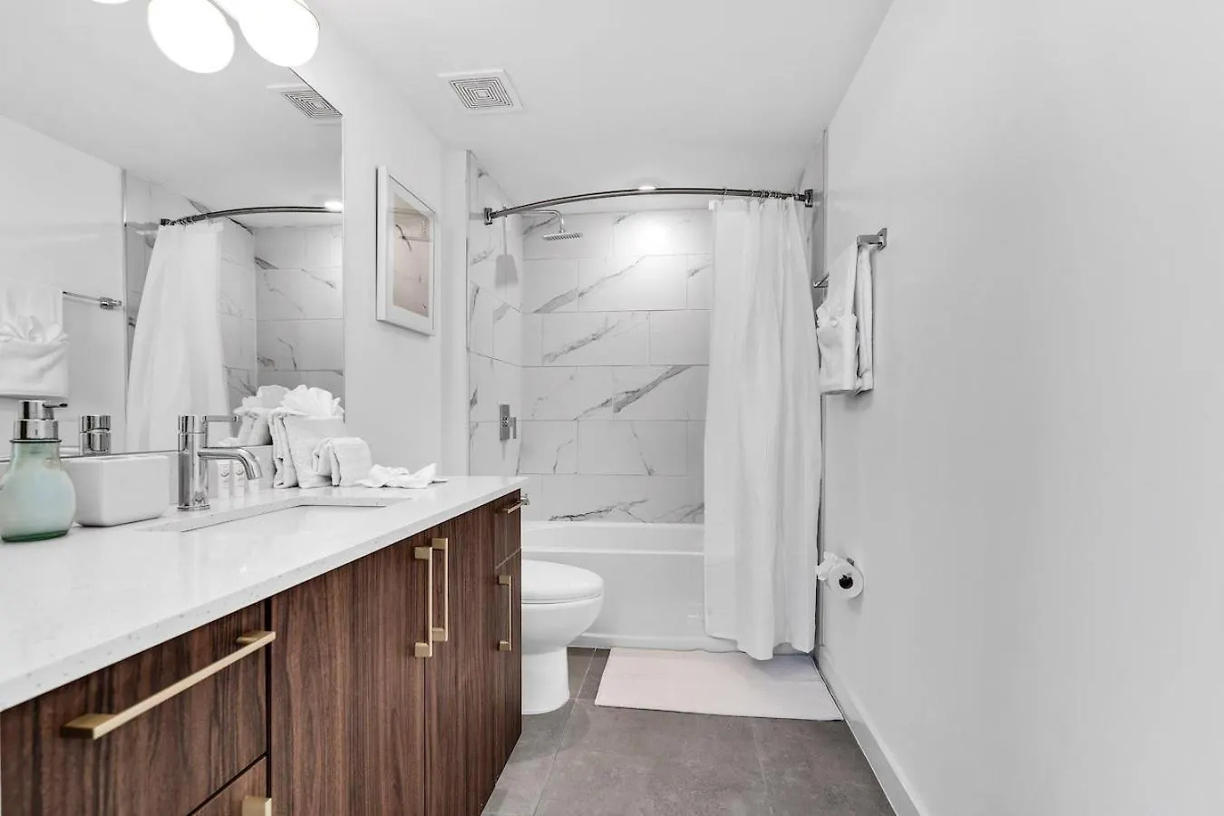 Gorgeous 3-bed Retreat Mins From Bayside And Parking Apartment
