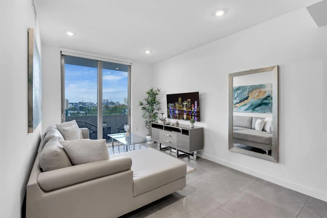 Gorgeous 3-bed Retreat Mins From Bayside And Parking Apartment