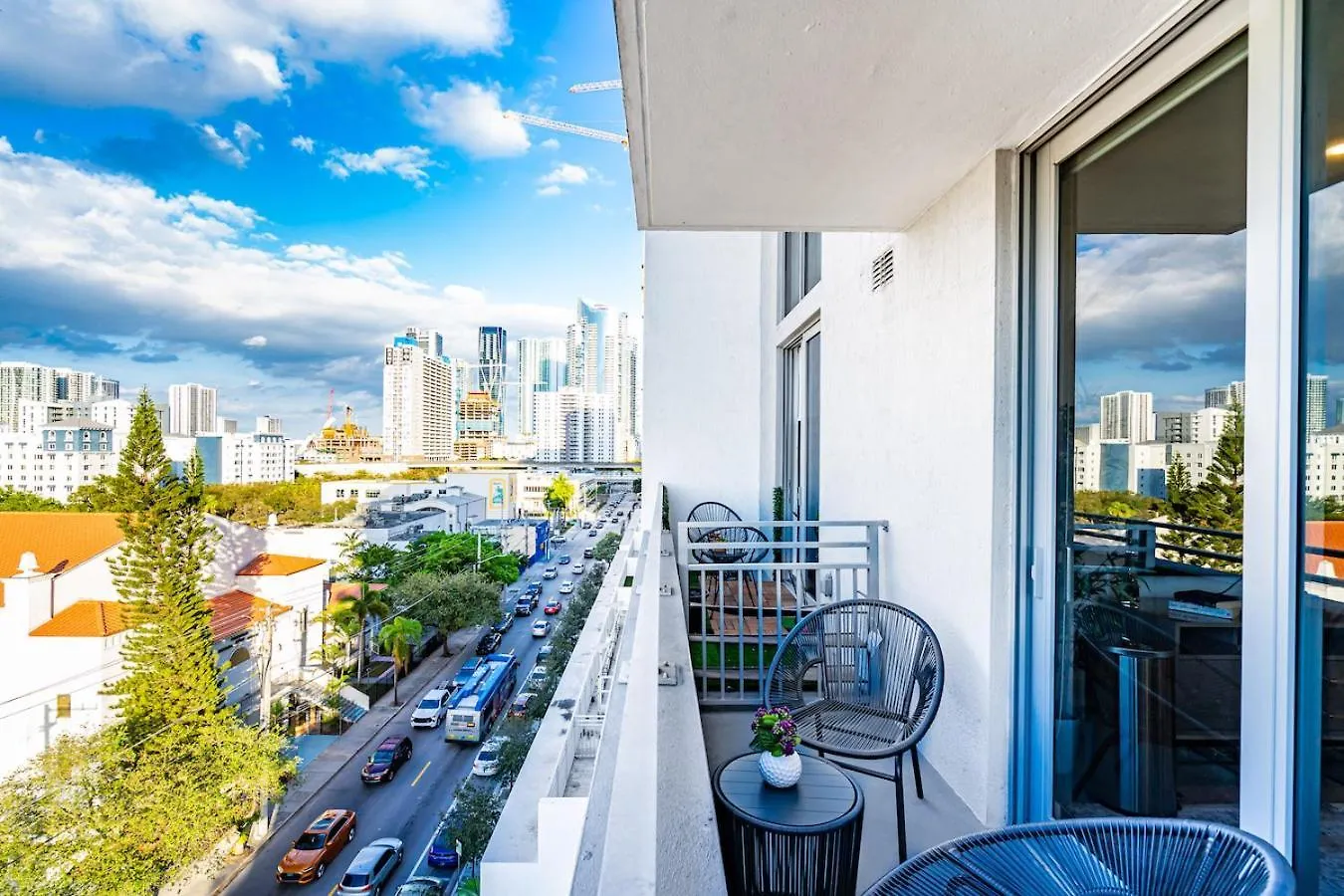 Gorgeous 3-bed Retreat Mins From Bayside And Parking Apartment