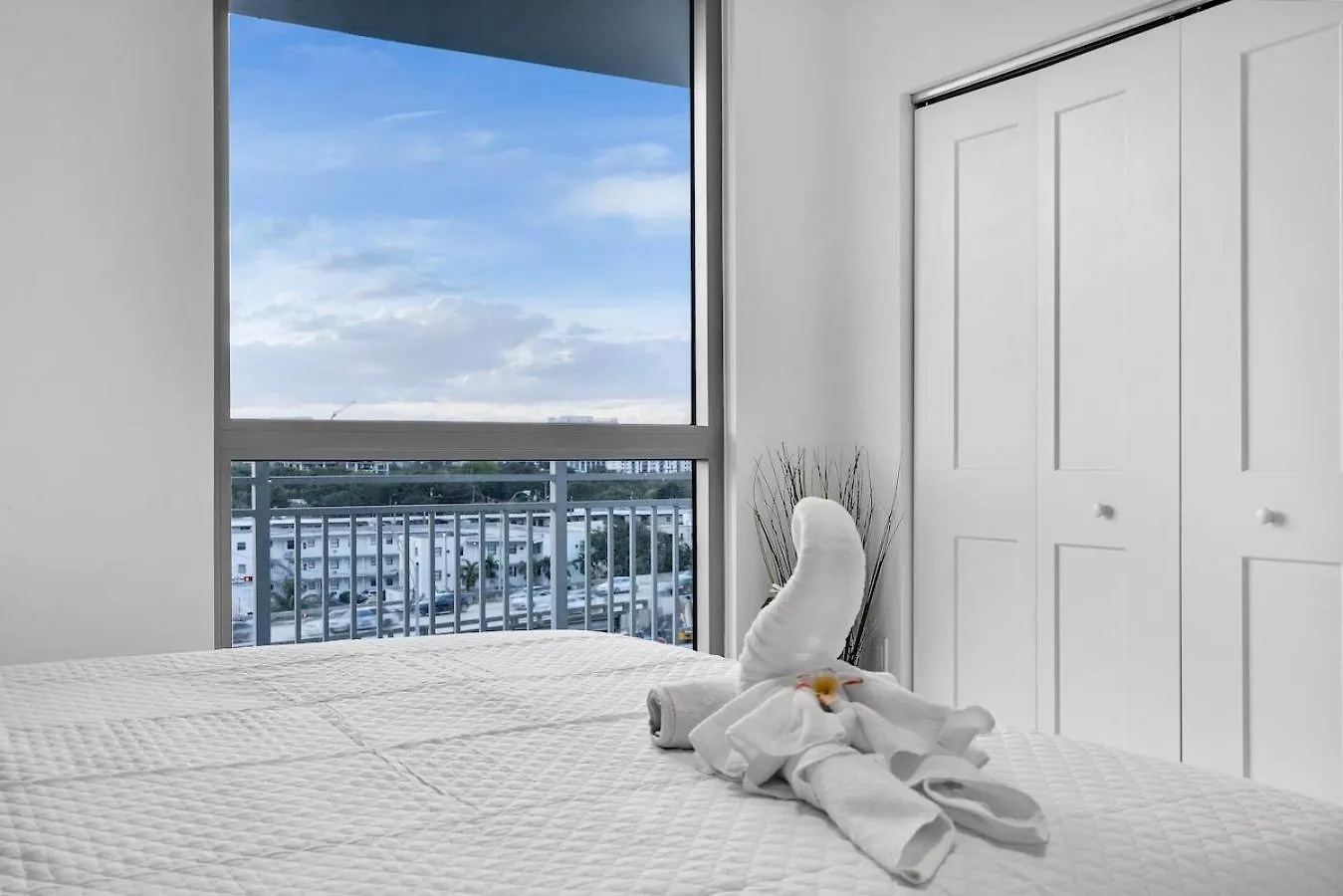 Charming 3-bed Mins From Brickell With Free Parking Apartment *