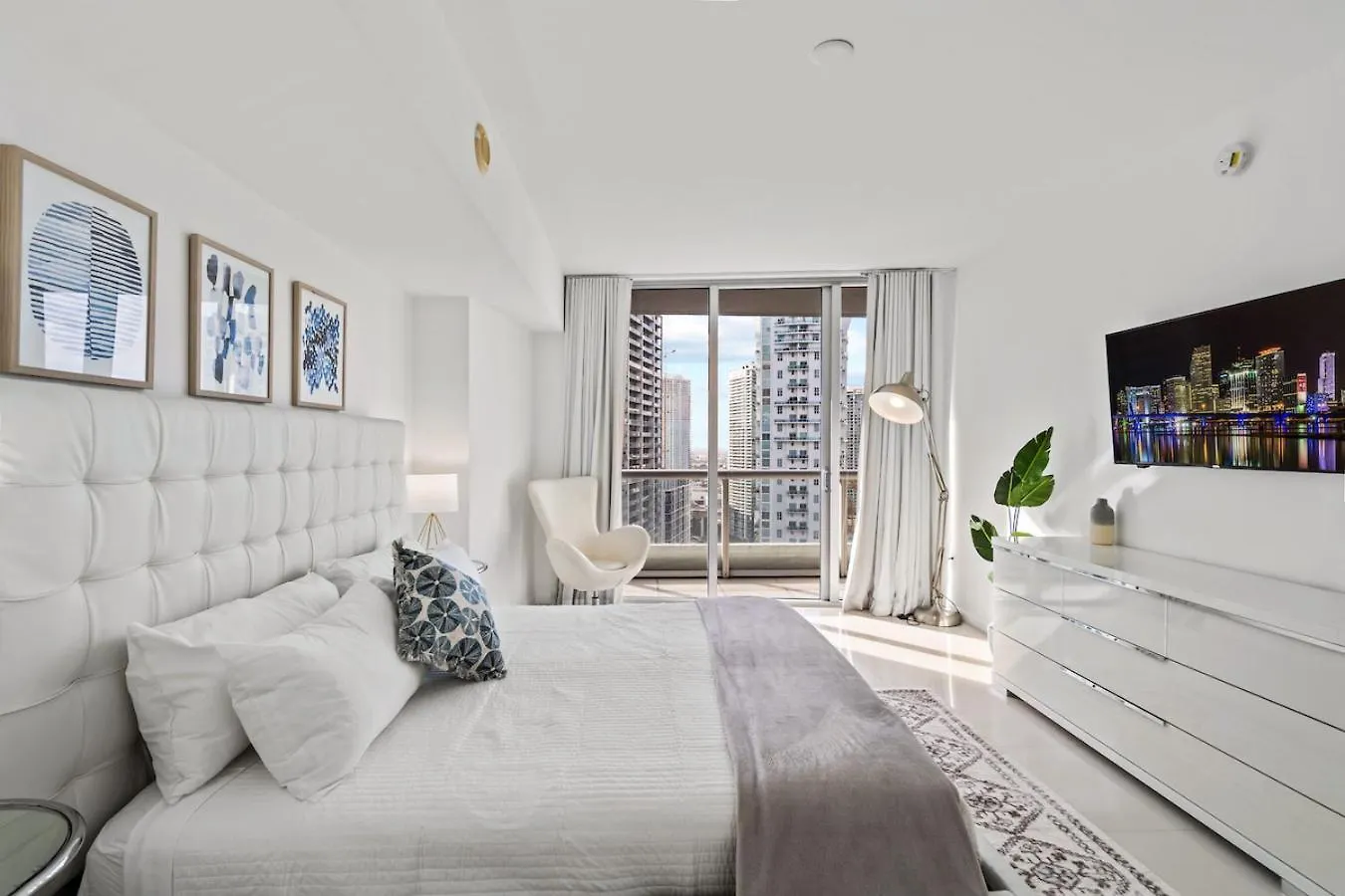 Modern High Rise One Bedroom At Icon Brickell *